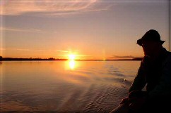 Mit dem Boot in den Sonnenuntergang